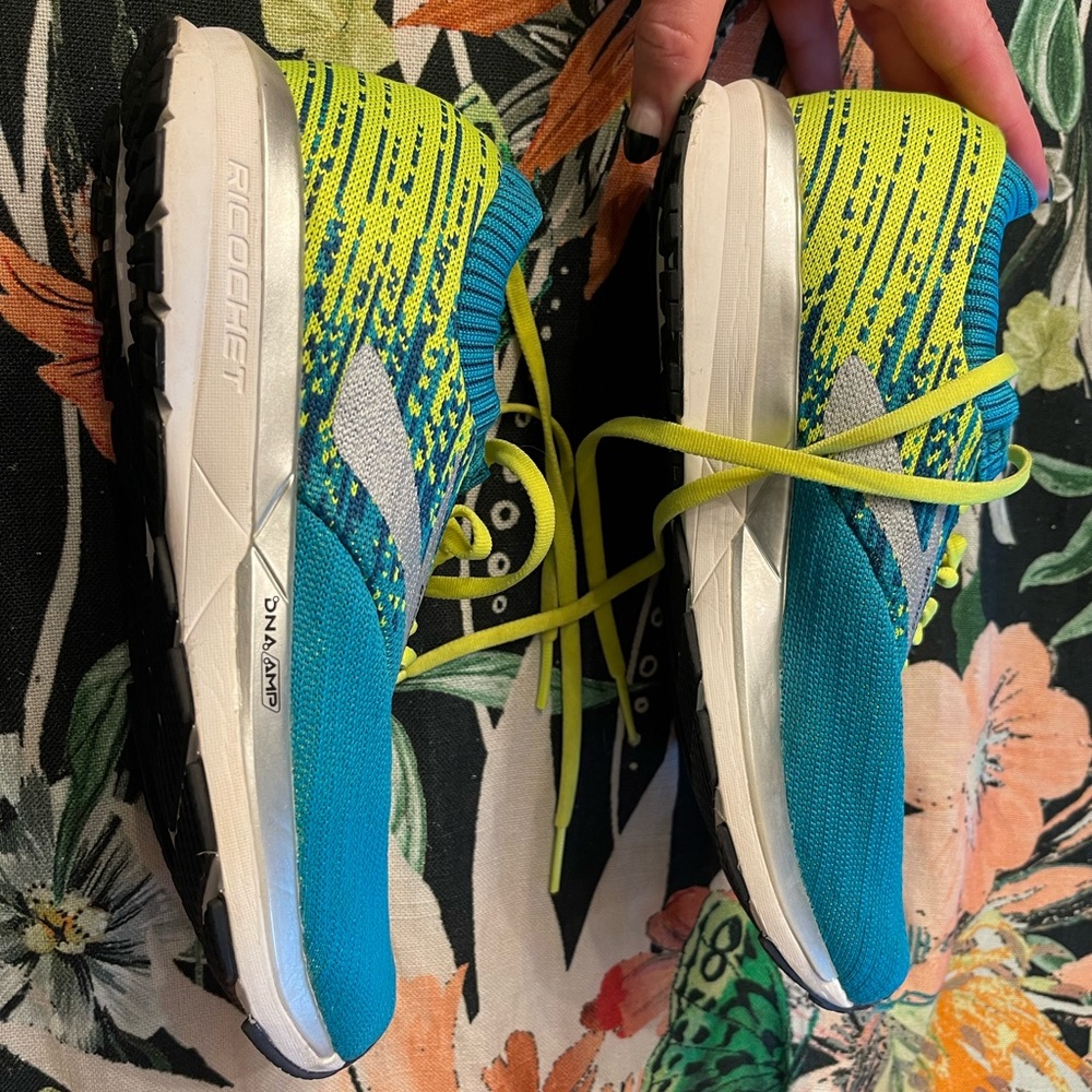 Brooks Ricochet Womens Size 9 worn once